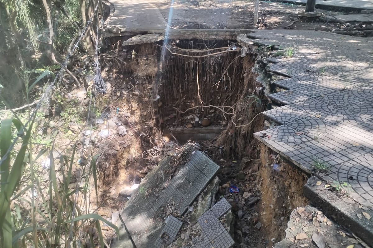 Así se ve un tramo del malecón de San Gil a causa de un talud.