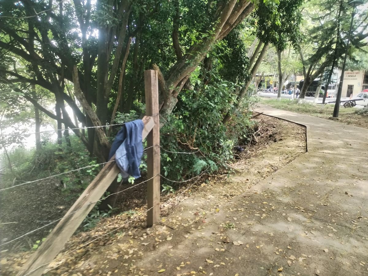 Varias zonas del malecón tienen deterioradas las cercas de protección del río Fonce y se convirtieron en focos de basuras.