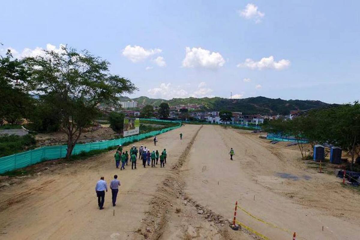 Funcionarios de la Secretaría de Infraestructura en compañía del alcalde John Abiud Ramírez, hicieron un recorrido para inspeccionar el estado de la obra. (Foto: Suministrada / VANGUARDIA LIBERAL)