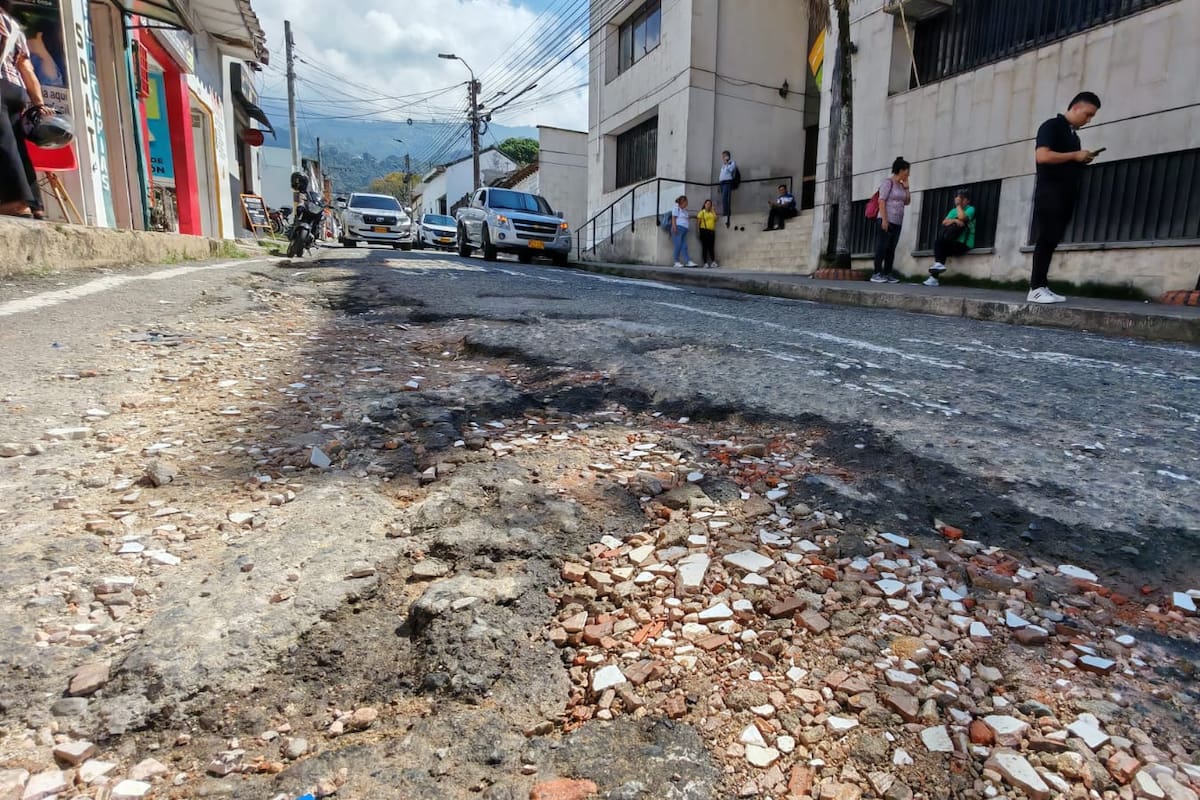 Recuperarán malla vial de Floridablanca. Marco Valencia/Vanguardia