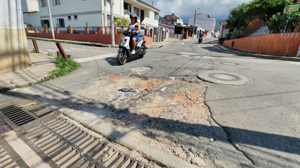 Recuperarán malla vial de Floridablanca. Marco Valencia/Vanguardia
