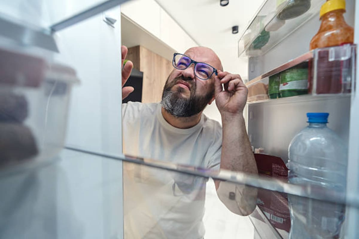 Los errores que hacen que su nevera huela mal y cómo evitarlos, según expertos.
