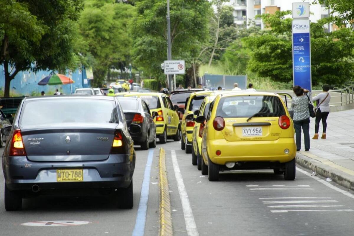 El alto número de vehículos mal parqueados, en Fosunab, ha llegado incluso a tomarse arbitrariamente un carril de la víá. Hay días en que la fila parece interminable. (Foto: César Flórez / VANGUARDIA LIBERAL)