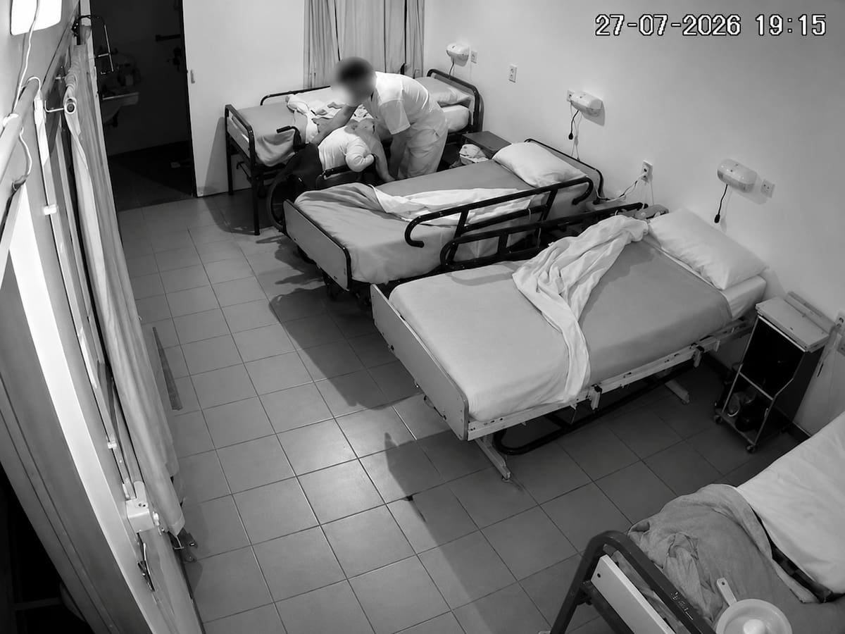 En un video, el hombre golpea con una cuchara a una adulta mayor mientras le da de comer, causándole un corte en el labio. En otro, maltrata a otra residente en silla de ruedas.