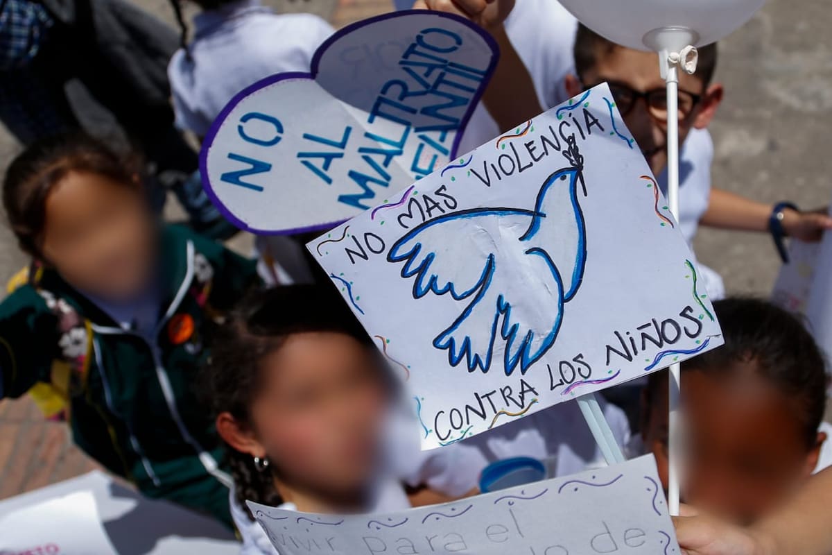Imagen de referencia de niños exigiendo que cese el maltrato infantil en Colombia. // Foto: Archivo - Colprensa.