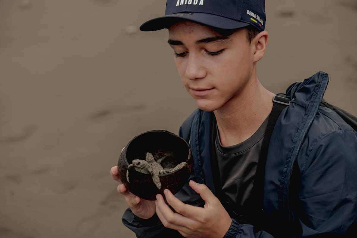 Mamá Orbe y su familia se dedican a cuidar y ayudar a las tortugas en su proceso de anidación en el Pacífico colombiano. Parte del proceso incluye limpiar todos los días las playas de plásticos y desechos. (Fotos suministradas por Mauricio Olaya)