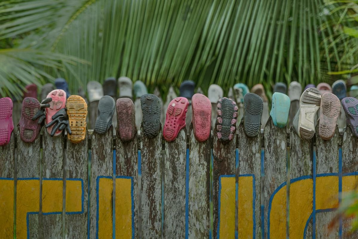 Mamá Orbe y su familia se dedican a cuidar y ayudar a las tortugas en su proceso de anidación en el Pacífico colombiano. Parte del proceso incluye limpiar todos los días las playas de plásticos y desechos. (Fotos suministradas por Mauricio Olaya)