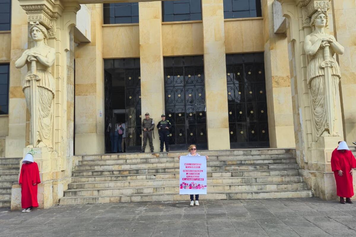 Con un performance inspirado en El cuento de la criada, colectivas feministas se manifestaron este miércoles en el Palacio de Justicia de Bucaramanga, durante la primera sesión de la Corte Constitucional en la ciudad.