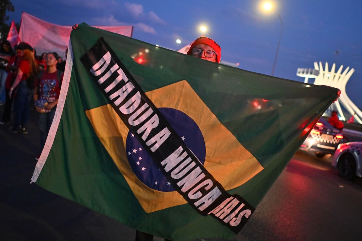 Una persona sostiene una bandera de Brasil en una manifestación a favor de la reelección del presidente de Brasil, Luiz Inácio Lula da Silva, este martes, en la Explanada de los Ministerios en Brasilia (Brasil). EFE/Andre Borges
