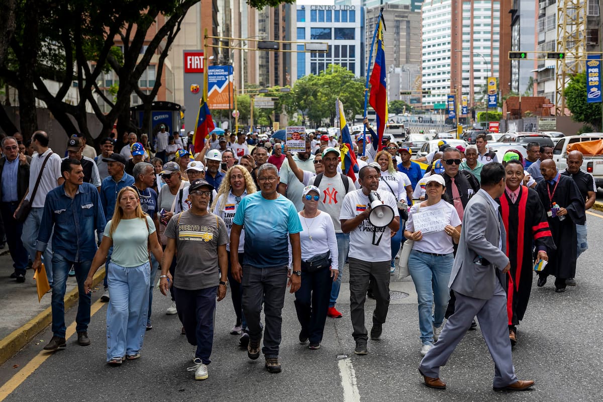 Personas participan en una manifestación exigiendo un cronograma electoral y el regreso de la líder y premio nobel de la paz 2025, María Corina Machado, este lunes en Caracas (Venezuela). EFE/ Miguel Gutiérrez