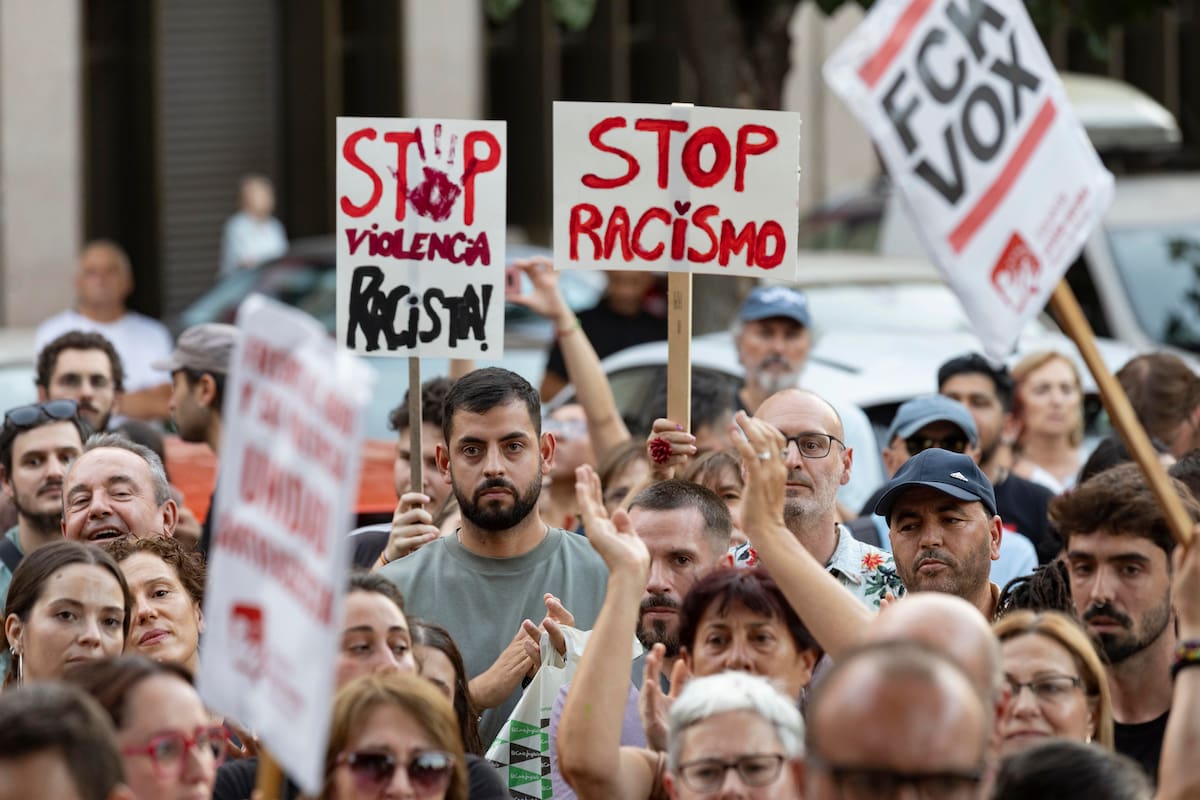 MURCIA, 21/07/2025.- Miles de personas se han manifestado este lunes por las calles del centro de Murcia contra el racismo. EFE/Marcial Guillén