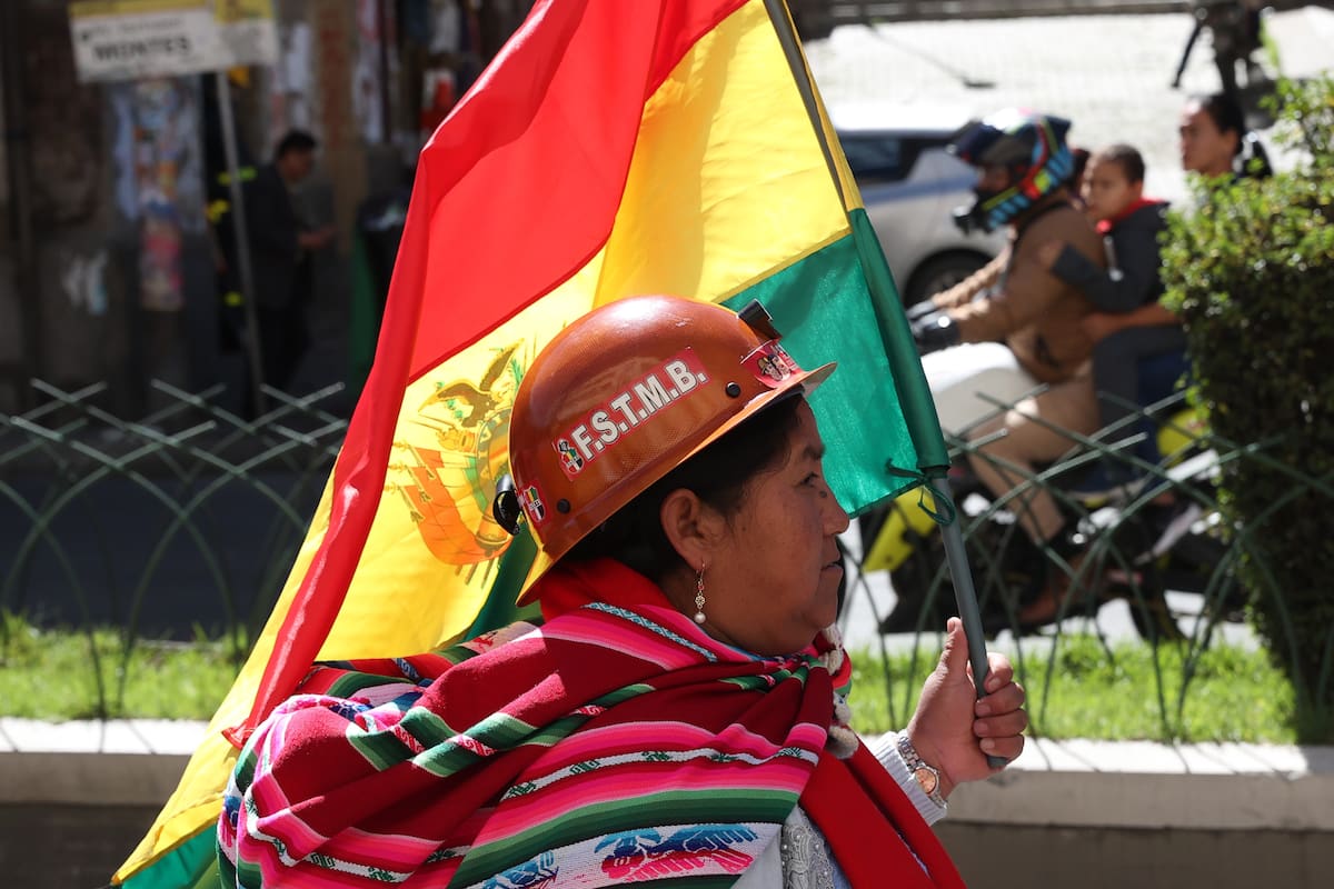 Una mujer aimara de Evo Morales de la Central Obrera Boliviana (COB) participa en una protesta contra la gestión del Gobierno este martes, en La Paz (Bolivia). EFE/Luis Gandarillas