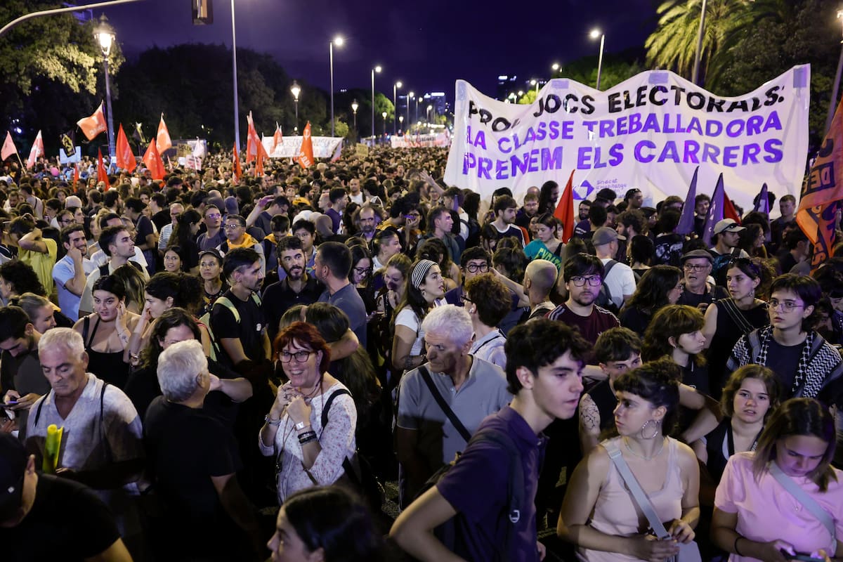 BARCELONA, 28/09/2026.- Varias personas participan este lunes en una manifestación convocada por el Sindicat de Llogateres de Catalunya y el Sindicat dHabitatge Socialista de Catalunya frente al lugar donde se celebra un acto al que asiste el presidente de Gobierno, Pedro Sánchez, para reclamar que el decreto sobre vivienda incluya la opción de contratos indefinidos, este lunes frente al Palau de Congressos de Catalunya en Barcelona. EFE/ Toni Albir