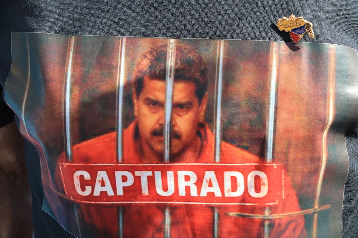 Una persona viste una camiseta con la imagen del presidente de Venezuela, Nicolás Maduro, con la frase "Capturado" durante una manifestación en apoyo al presidente de Estados Unidos, Donald Trump, este domingo en Houston, Texas (Estados Unidos). EFE/ Carlos Ramírez