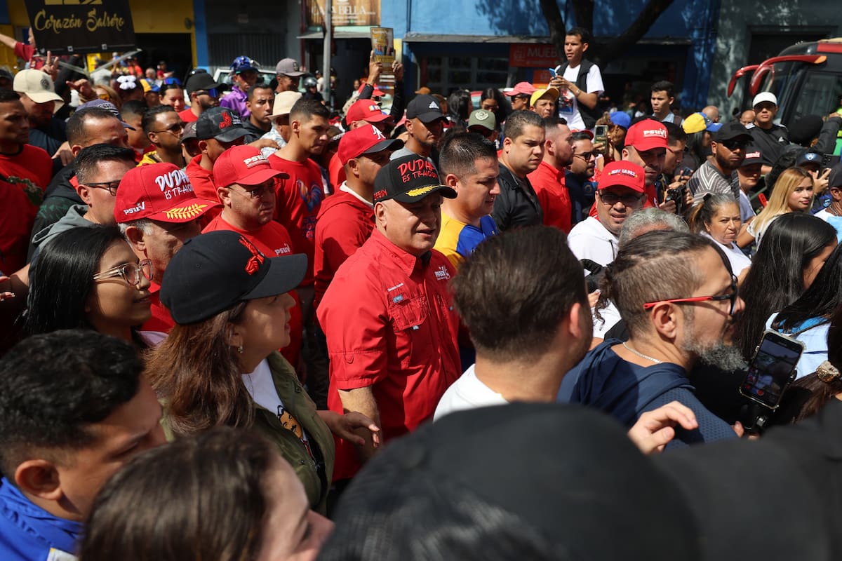 El ministro de Interior y Justicia, Diosdado Cabello, asiste a una manifestación este viernes, en Caracas (Venezuela). El chavismo convoca una movilización en Caracas por la liberación del presidente de Venezuela, Nicolás Maduro, y su esposa, Cilia Flores, detenidos en Estados Unidos. EFE/ Miguel Gutiérrez
