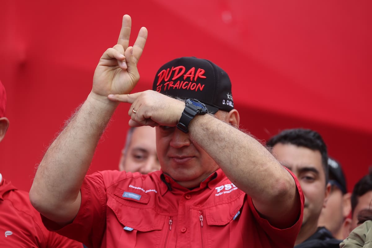 El ministro de Interior y Justicia, Diosdado Cabello, saluda durante una manifestación este viernes, en Caracas (Venezuela). El chavismo convoca una movilización en Caracas por la liberación del presidente de Venezuela, Nicolás Maduro, y su esposa, Cilia Flores, detenidos en Estados Unidos. EFE/ Miguel Gutiérrez