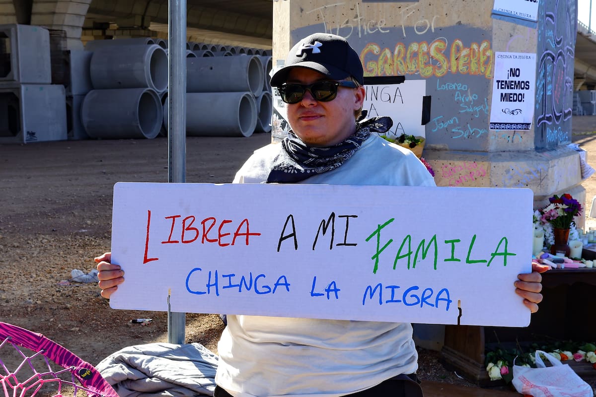 AMDEP2770. AUSTIN (ESTADOS UNIDOS), 22/09/2026.- Un hombre sostiene este martes un cartel en el lugar donde un agente del Servicio de Inmigración y Control de Aduanas (ICE) hirió gravemente a un migrante venezolano el pasado domingo, en Austin (Estados Unidos). EFE/ Carlos Ramírez