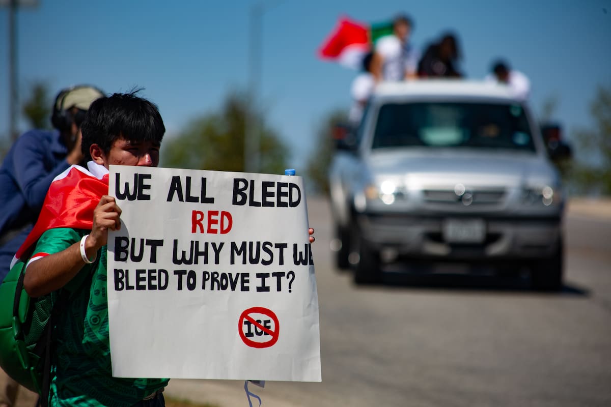 AMDEP2774. PFLUGERVILLE (ESTADOS UNIDOS), 22/09/2026.- Un hombre sostiene un cartel durante una manifestación en contra del Servicio de Inmigración y Control de Aduanas (ICE) este martes, en Pflugerville (Estados Unidos). Un juez federal de Texas fijó para la próxima semana una audiencia para examinar una demanda que solicita la liberación y la suspensión de la deportación de Wilber Garcés, el venezolano a quien un agente de ICE hirió de un disparo y que permanece recluido en un centro de detención migratoria. EFE/ Carlos Ramírez