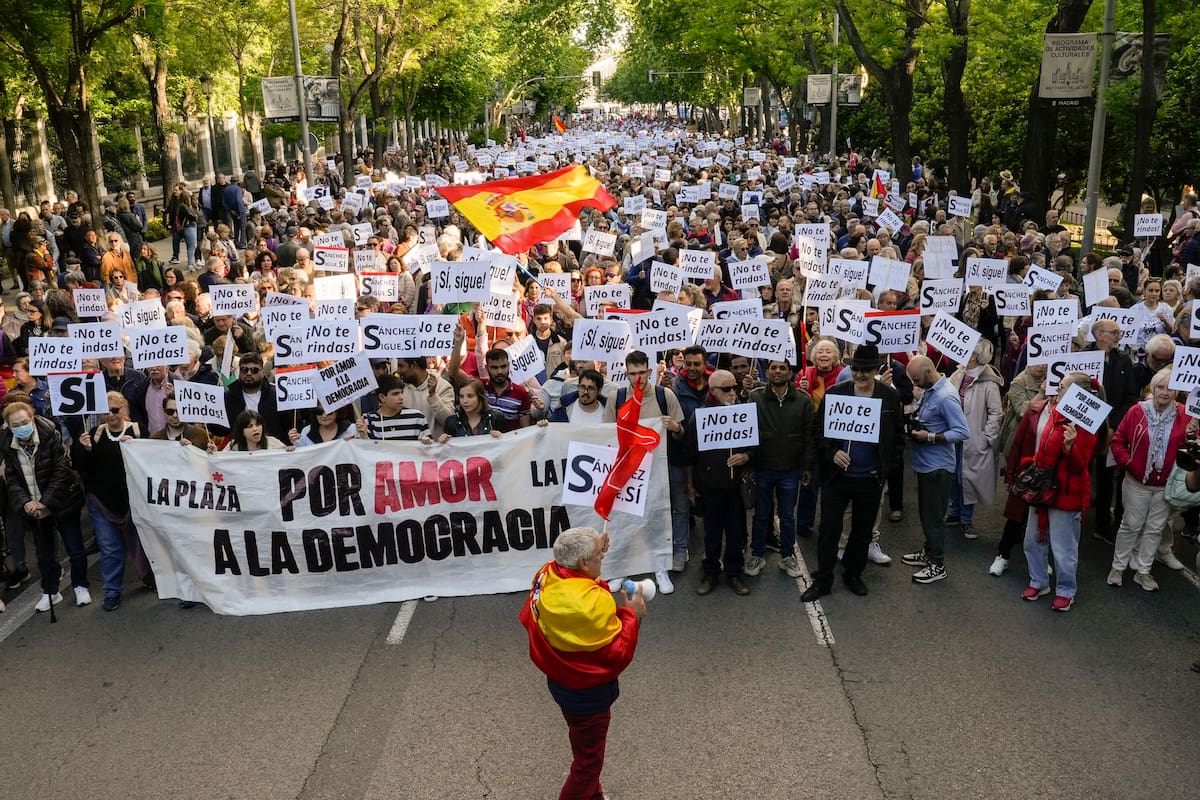 Un momento de la marcha con el lema "Por amor a la democracia" convocada por el colectivo La Plaza Madrid y que ha transcurrido este domingo.