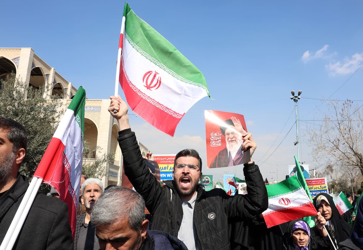 FOTODELDIA Teherán, 06/03/2026.- Iraníes con banderas nacionales y retratos del fallecido líder supremo iraní, el ayatolá Ali Khamenei, durante una manifestación contra las operaciones militares conjuntas de EE. UU. e Israel, 6 marzo 2026. EFE/ABEDIN TAHERKENAREH