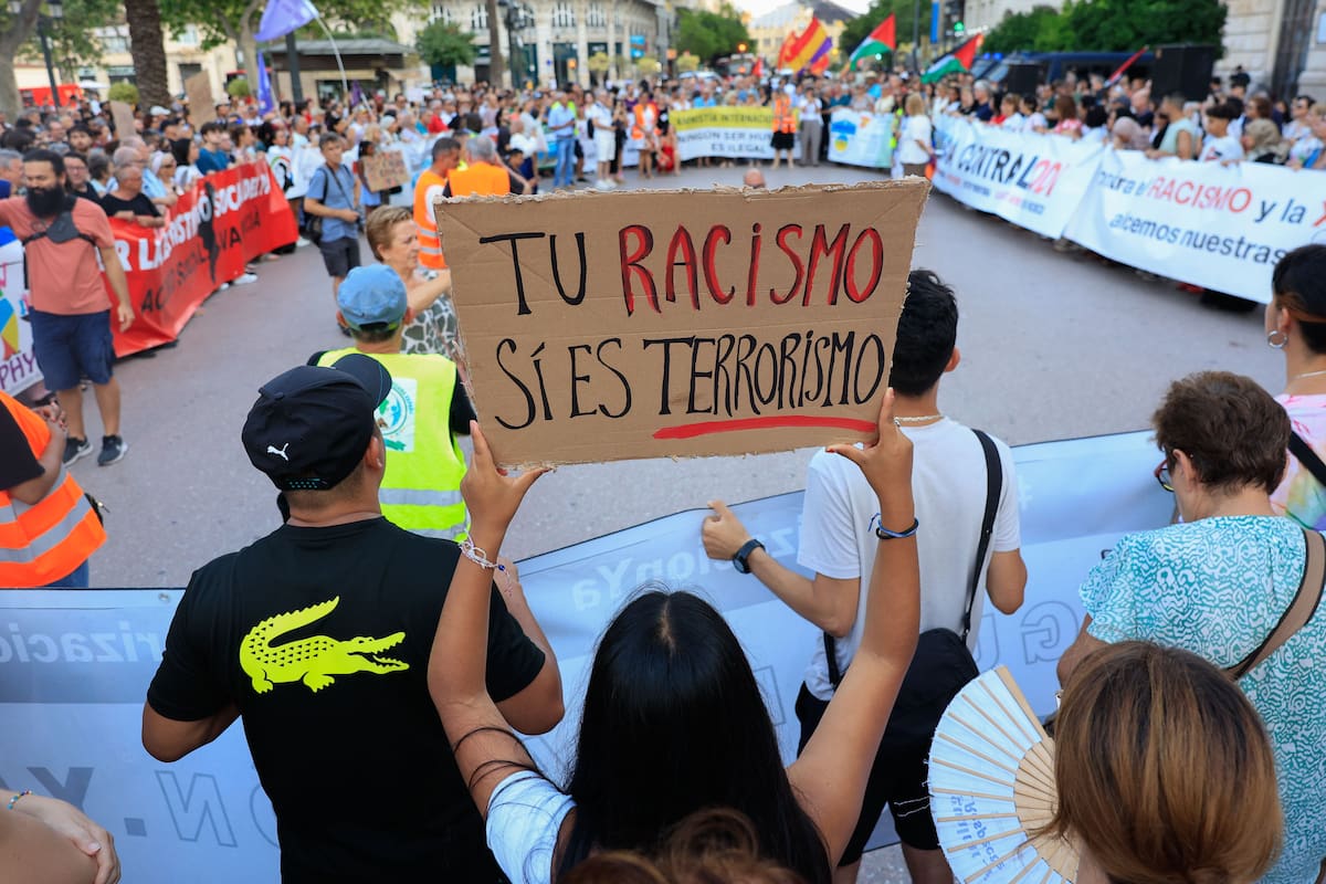 VALENCIA, 18/07/2025.- Un momento de la manifestación contra el racismo que este viernes ha recorrido las calles de Valencia. EFE/ Kai Forsterling