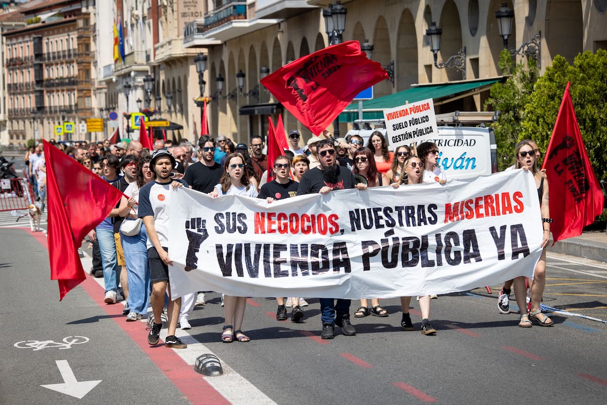 LOGROÑO 30/05/2026.- Manifestación por el derecho a la vivienda este sábado en Logroño bajo el lema La vivienda nos cuesta la vida.- EFE/Raquel Manzanares