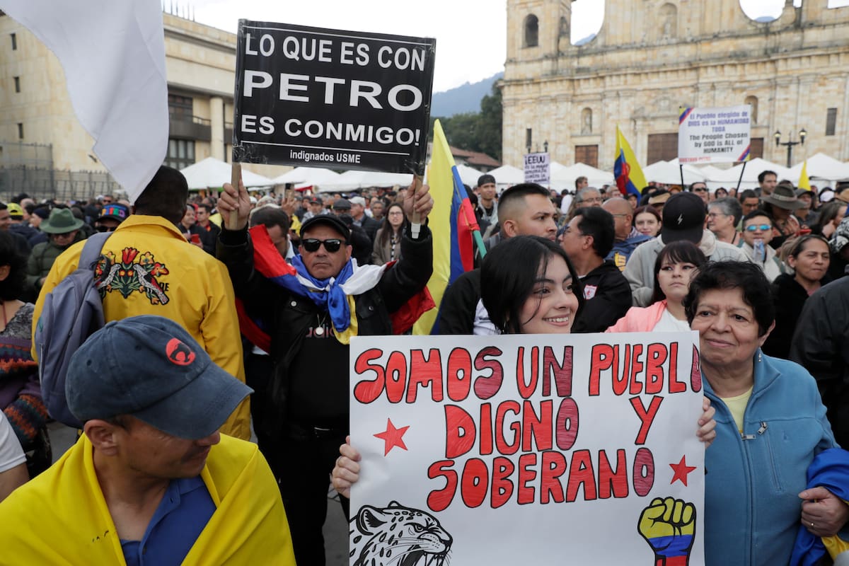 Simpatizantes del presidente de Colombia, Gustavo Petro, sostienen carteles durante una manifestación este miércoles, en la Plaza de Bolívar en Bogotá (Colombia). EFE/ Carlos Ortega
