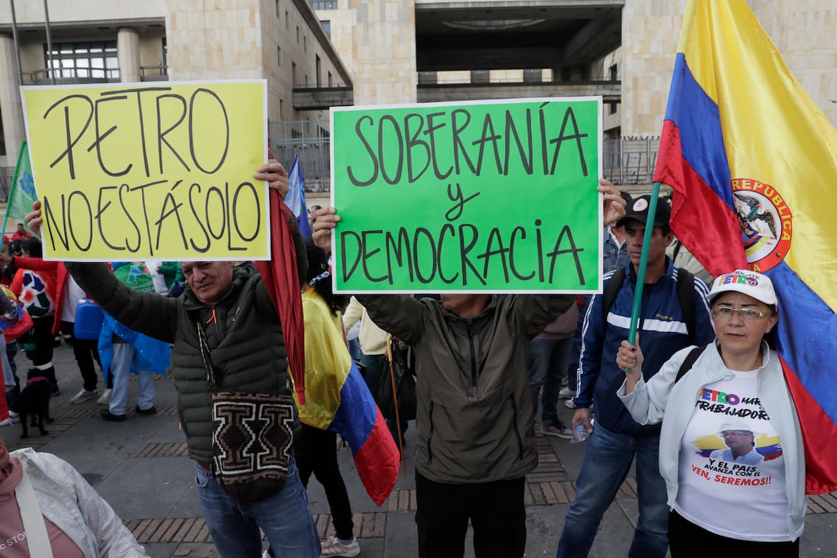Simpatizantes del presidente de Colombia, Gustavo Petro, sostienen carteles durante una manifestación este miércoles, en la Plaza de Bolívar en Bogotá (Colombia). EFE/ Carlos Ortega