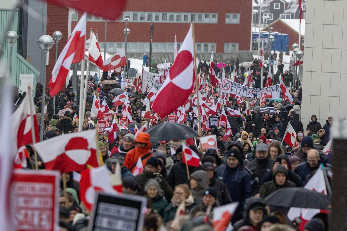Personas se manifiestan durante una protesta este sábado, en Nuuk (Groenlandia). EFE/ Julio Cesar Rivas.