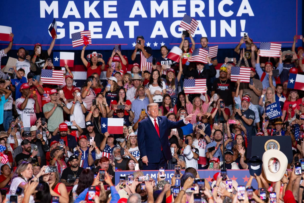 AME3937. SAN ANTONIO (ESTADOS UNIDOS), 07/10/2026.- Simpatizantes del presidente de EE.UU., Donald Trump, animan en un acto de campaña en apoyo de los candidatos republicanos este miércoles, donde Trump fue interrumpido en dos ocasiones, mientras los asistentes abuchearon a los manifestantes y corearon consignas a favor de Estados Unidos, en San Antonio, Texas (EE.UU.). EFE/ Carlos Ramírez