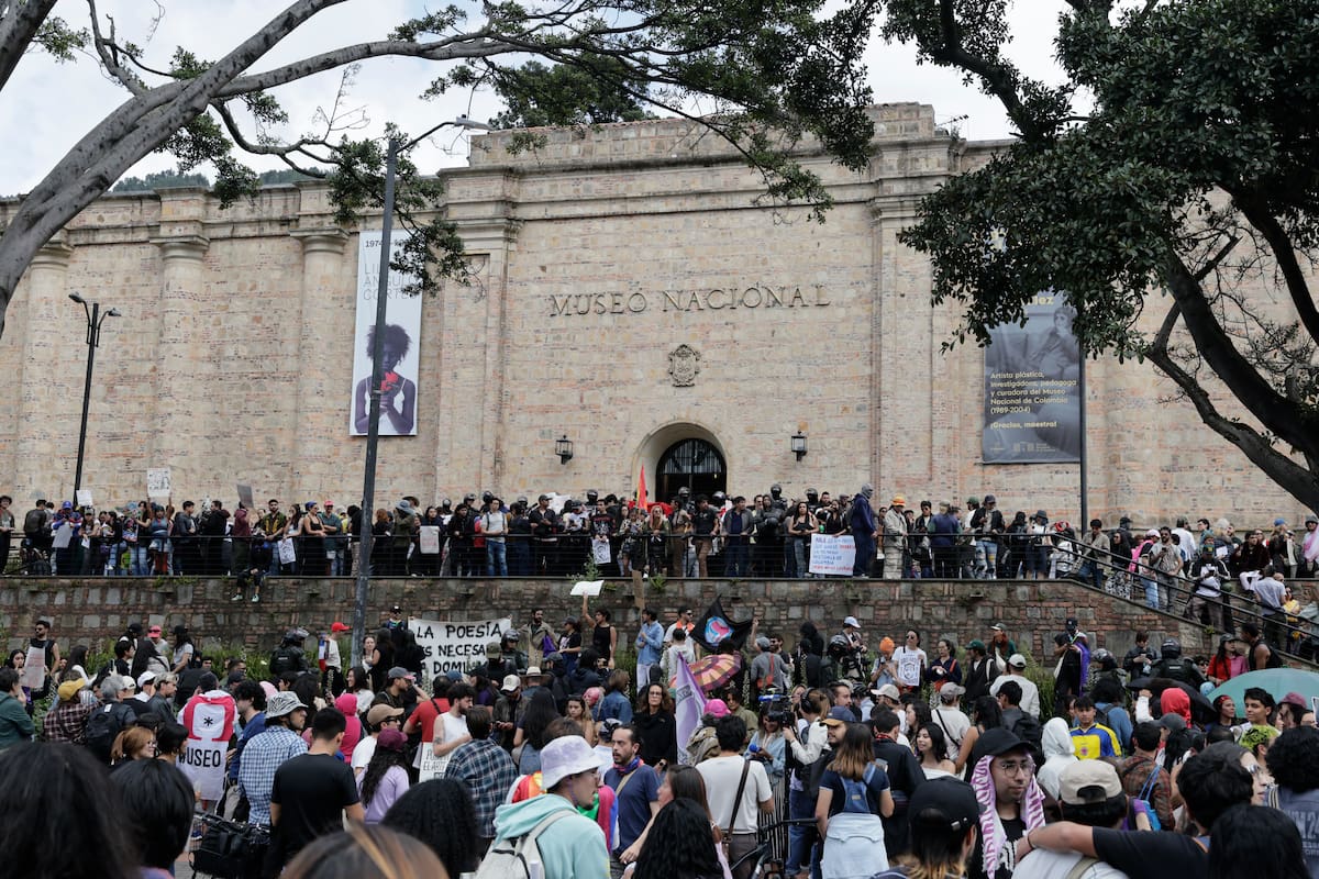 Personas se manifiestan este sábado contra el retiro de al menos 30 afiches, fotografías y objetos de tres salas del Museo Nacional, relacionados con la historia de los movimientos feministas y LGBTI, las víctimas de la violencia política y el acuerdo de paz firmado en 2016 entre el Estado colombiano y las Fuerzas Armadas Revolucionarias de Colombia (FARC), en Bogotá (Colombia). EFE/ Carlos Ortega