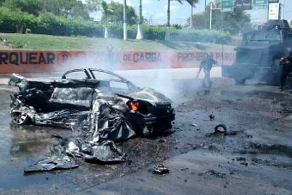 Así quedó uno de los vehículos quemados en la zona fronteriza de La Parada. (Foto: Colprensa / VANGUARDIA LIBERAL)