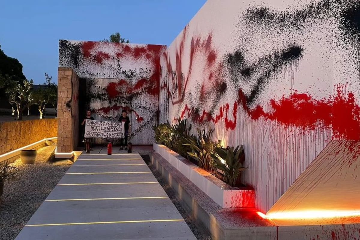Los activistas pintaron la fachada de la casa con pintura roja y negra. Además, se fotografiaron en varias zonas con una pancarta con el mensaje "Help the Planet, Eat the Rich, Abolish the Police" (Ayuda al planeta, cómete un rico y abolir la policía). Tomada de X //
