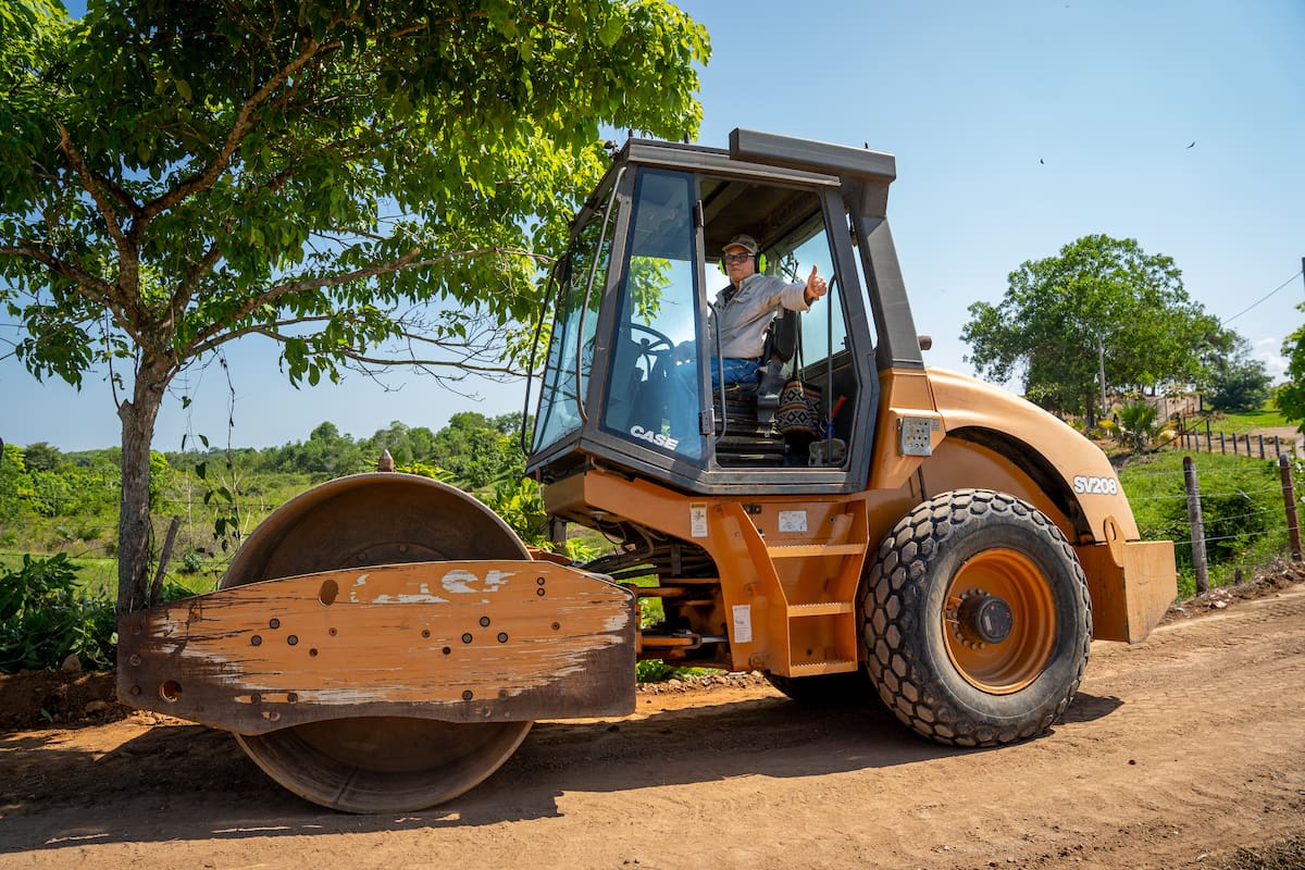 Maquinaria del Distrito adelanta trabajos de mantenimiento en más de 11 kilómetros de la vía rural de la vereda El Zarzal, en el corregimiento La Fortuna de Barrancabermeja.
Suministrada