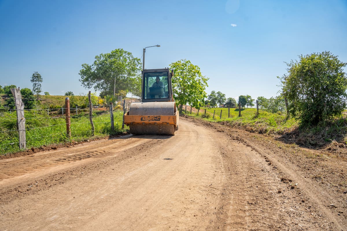 Maquinaria del Distrito adelanta trabajos de mantenimiento en más de 11 kilómetros de la vía rural de la vereda El Zarzal, en el corregimiento La Fortuna de Barrancabermeja.
Suministrada