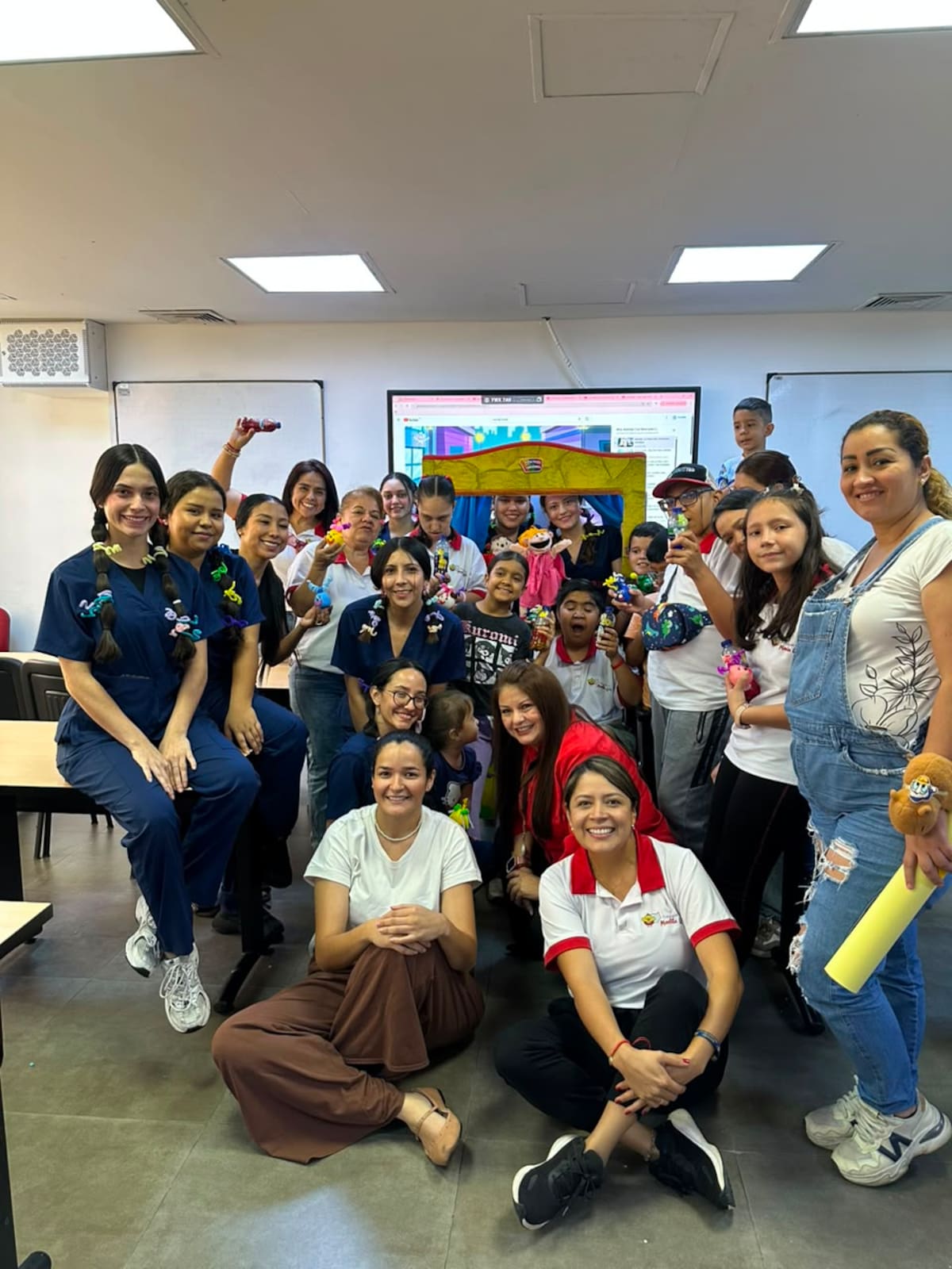 Mónica, por su parte, creó la Fundación La Mantita Gris para acompañar a niños neurodivergentes y sus familias, mientras impulsa alternativas de emprendimiento para las madres cuidadoras.