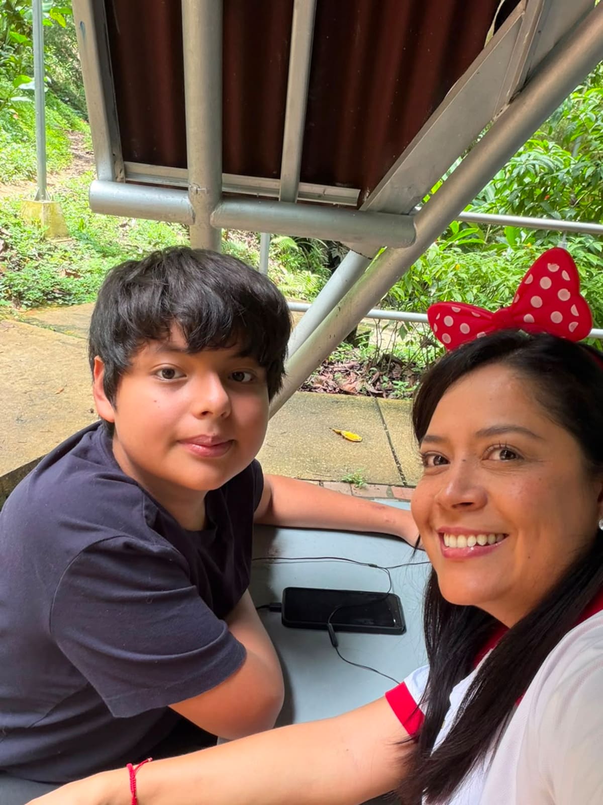 Además de acompañar el desarrollo de niños neurodivergentes, Mónica Cáceres trabaja para que sus familias encuentren nuevas oportunidades. A través de la Fundación La Mantita Gris, promueve emprendimientos que les permiten a las madres cuidadoras generar ingresos desde casa y fortalecer su autonomía.