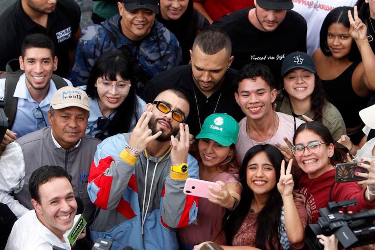 El cantante Manuel Turizo se fotografió con sus seguidores durante una visita que hizo a la Comuna 13 de Medellín. Internet / VANGUARDIA