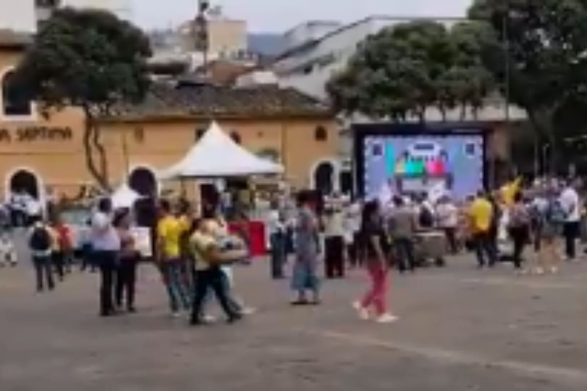 Manifestantes se concentran en el centro de Bucaramanga durante la jornada de movilización convocada para respaldar el salario mínimo vital.