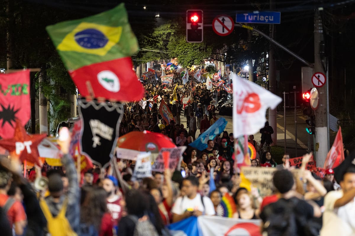 Simpatizantes del presidente de Brasil y candidato a la reelección, Luiz Inácio Lula da Silva, participan durante una marcha en defensa de la democracia este jueves, en Sao Paulo (Brasil). EFE/ Isaac Fontana