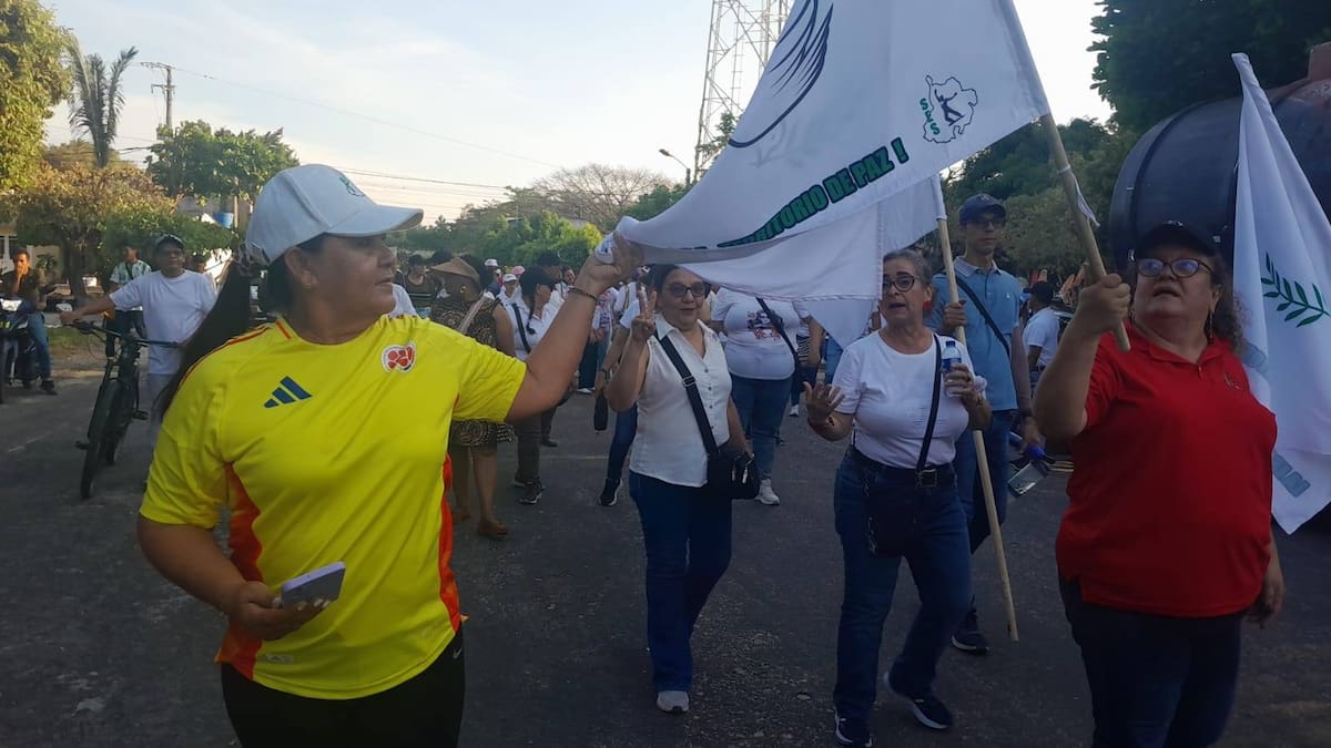 Con pancartas y consignas, docentes, estudiantes y padres de familia recorrieron las calles de Sabana de Torres para exigir que la escuela sea territorio de paz.
