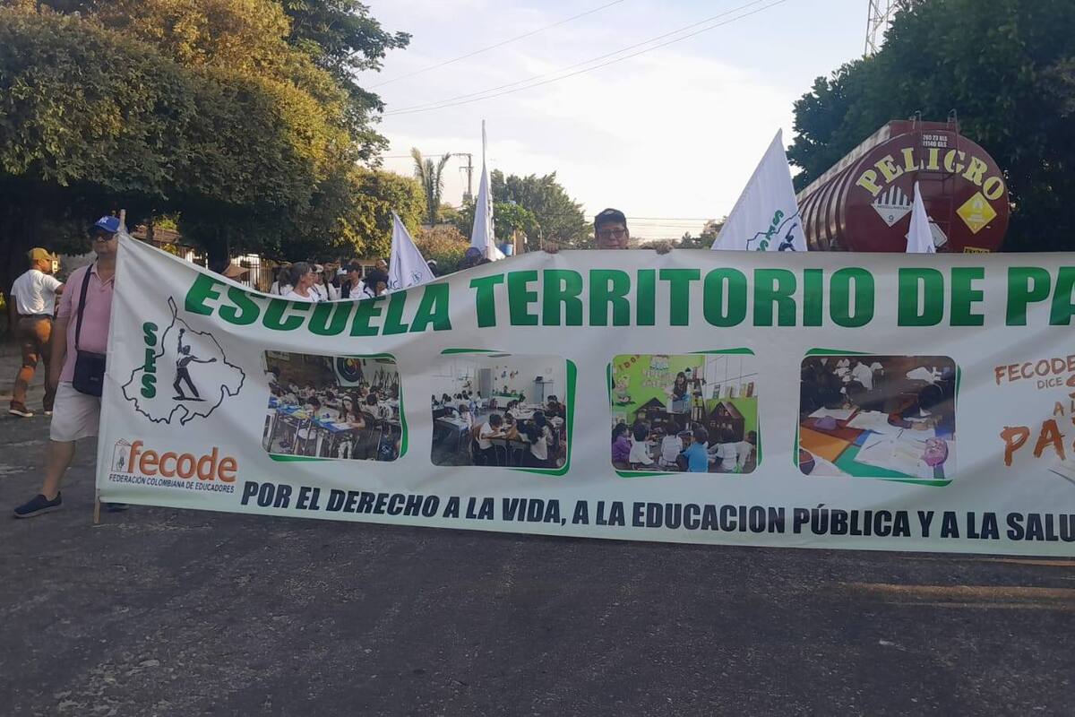 Con pancartas y consignas, docentes, estudiantes y padres de familia recorrieron las calles del municipio para exigir que la escuela sea un territorio de paz.