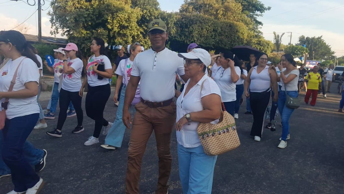 Con pancartas y consignas, docentes, estudiantes y padres de familia recorrieron las calles de Sabana de Torres para exigir que la escuela sea territorio de paz.