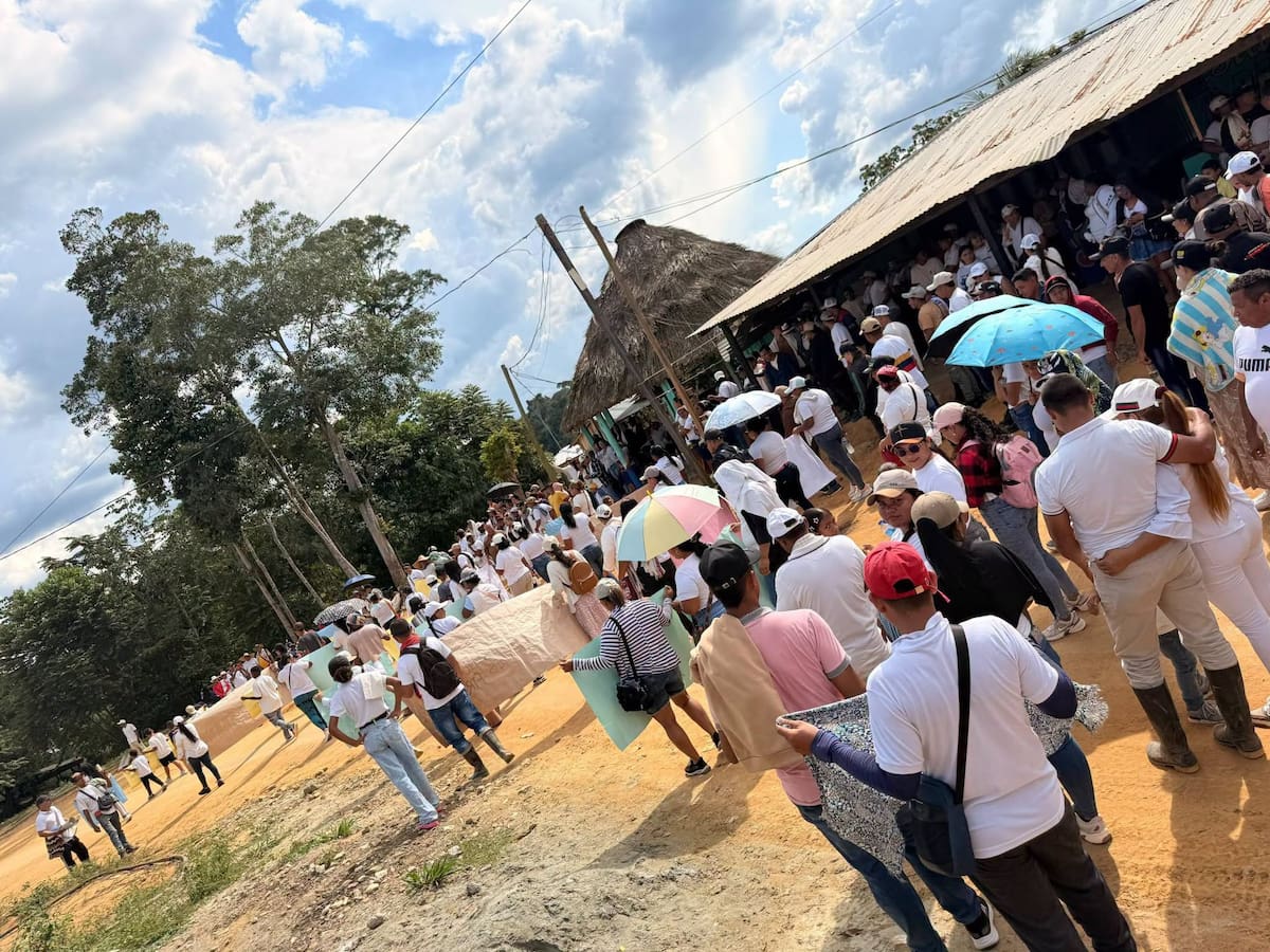 En silencio, comunidades campesinas y mineras se movilizaron para visibilizar las afecatciones provocadas por los enfrentamientos entre grupos armados.
Suministrada/Vanguardia