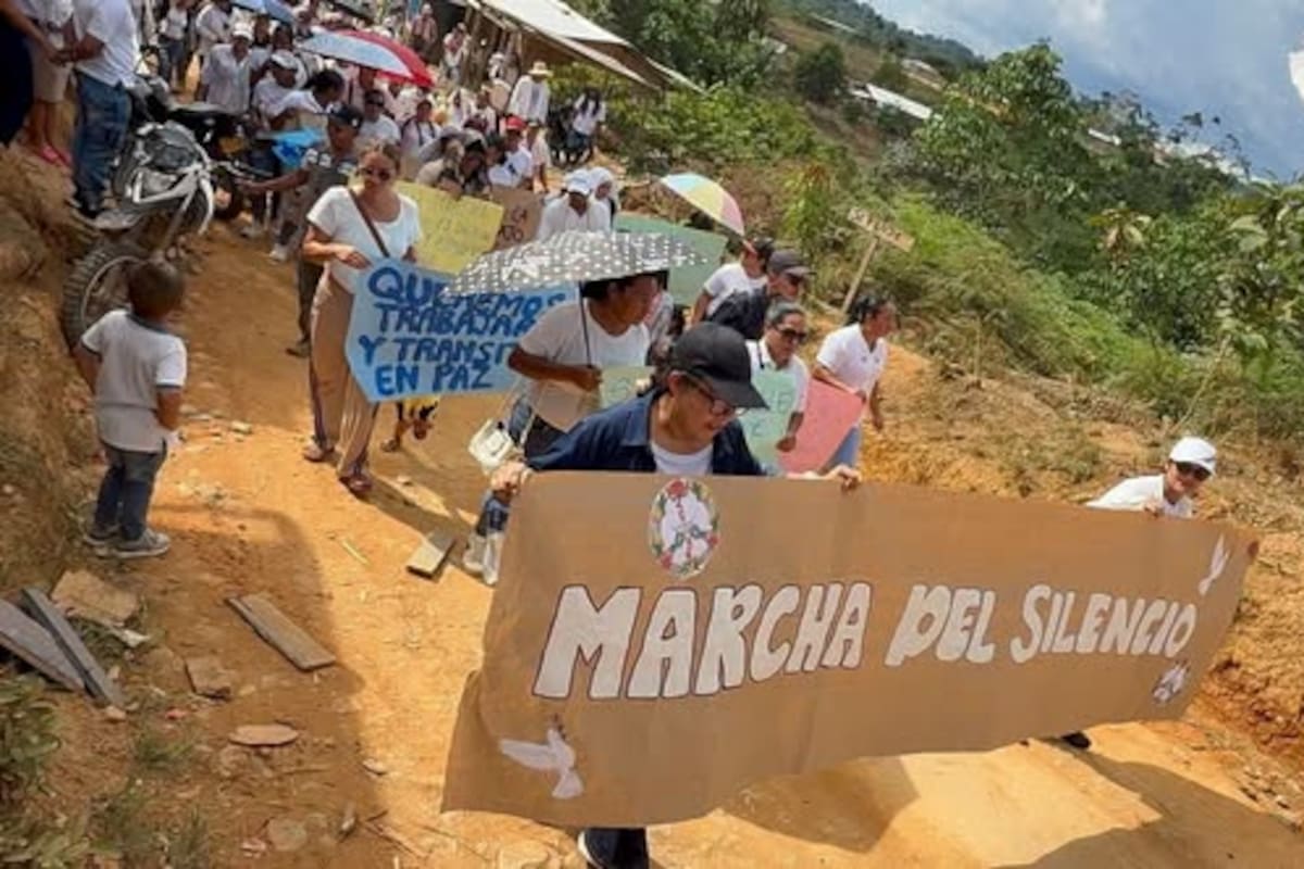 En silencio, comunidades campesinas y mineras se movilizaron para visibilizar las afecatciones provocadas por los enfrentamientos entre grupos armados.
Suministrada/Vanguardia