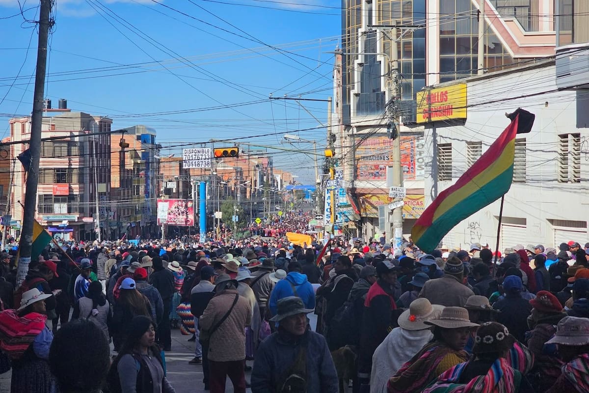 Marcha sobre La Paz para exigir la dimisión del presidente de Bolivia, Rodrigo Paz
REMITIDA / HANDOUT por MOVIMIENTOS SOCIALES DE BOLIVIA
Fotografía remitida a medios de comunicación exclusivamente para ilustrar la noticia a la que hace referencia la imagen, y citando la procedencia de la imagen en la firma
18/5/2026