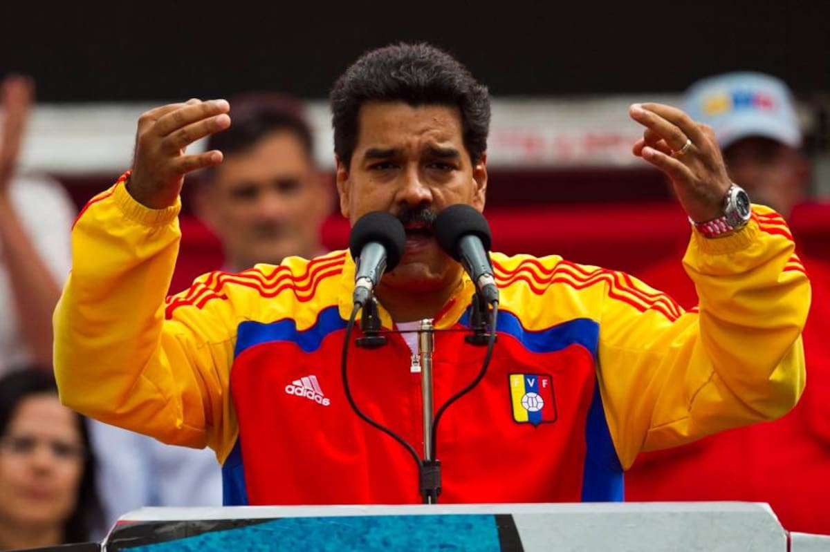 CAR02. CARACAS (VENEZUELA). 11/09/2013.- El Presidente de Venezuela, Nicolás Maduro, habla en un acto hoy, miércoles 11 de septiembre del 2013, en Caracas, donde varios centenares de personas marcharon al cumplirse 40 años del golpe de Estado contra el presidente chileno Salvador Allende, entre llamados a "derrotar el fascismo" y homenajes al depuesto líder socialista. La marcha se enmarca dentro de lo que el Gobierno venezolano denominó el "Primer Encuentro Internacional Antifascista por la Paz y por la Vida", que inició hoy y se extenderá hasta el 15 de septiembre con la realización de diversos actos artísticos y foros de discusión. EFE/MIGUEL GUTIÉRREZ