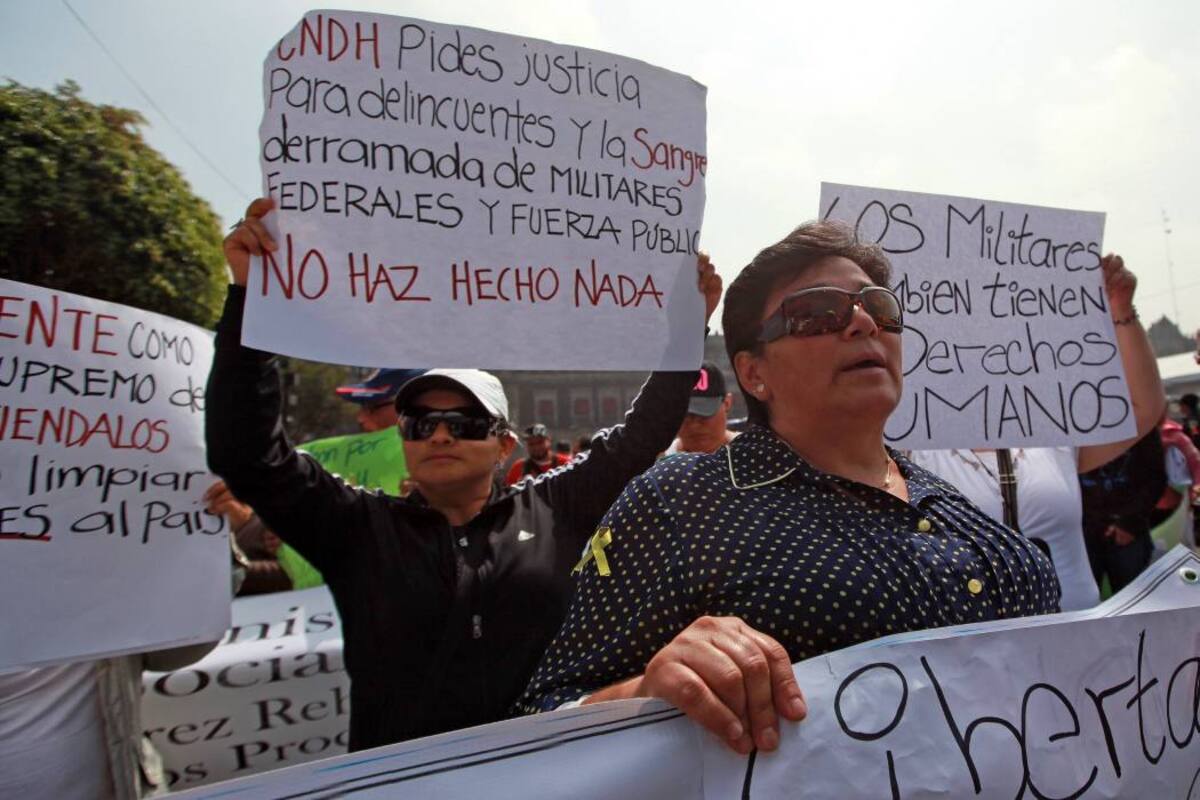 Los manifestantes entregarán a la Presidencia un pliego para exponer los casos de varios de militares que, según los familiares, han sido procesados de manera injusta. (Foto: EFE/VANGUARDIA LIBERAL)