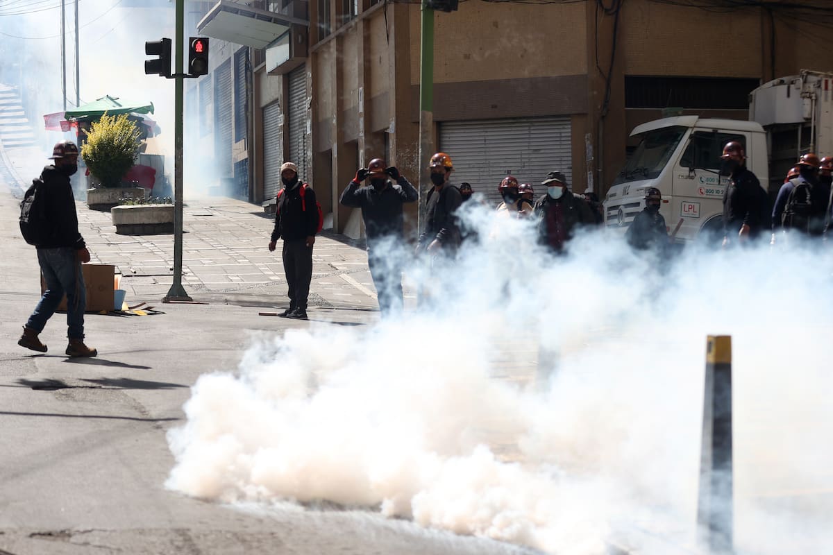 Un grupo de opositores antigubernamentales fue captado este 18 de mayo al enfrentarse con la policía, en el centro de La Paz (Bolivia). EFE/Luis Gandarillas