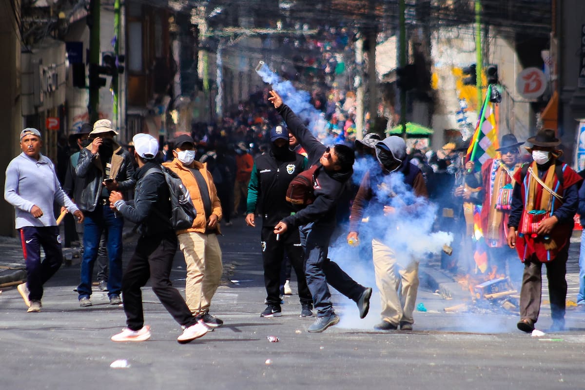 AME2558. LA PAZ (BOLIVIA), 18/05/2026.- Manifestantes se enfrenta con la Policía durante una protesta, en la que exigen la renuncia del presidente Rodrigo Paz este lunes, en La Paz (Bolivia). Las protestas se concentraron en los alrededores de la plaza Murillo, donde se encuentran la Presidencia y el Parlamento en La Paz, resguardados por policías y militares. Los agentes antidisturbios usaron gases lacrimógenos para frenar el avance de los manifestantes, que respondieron con petardos y cargas de dinamita. EFE/ Gabriel Márquez